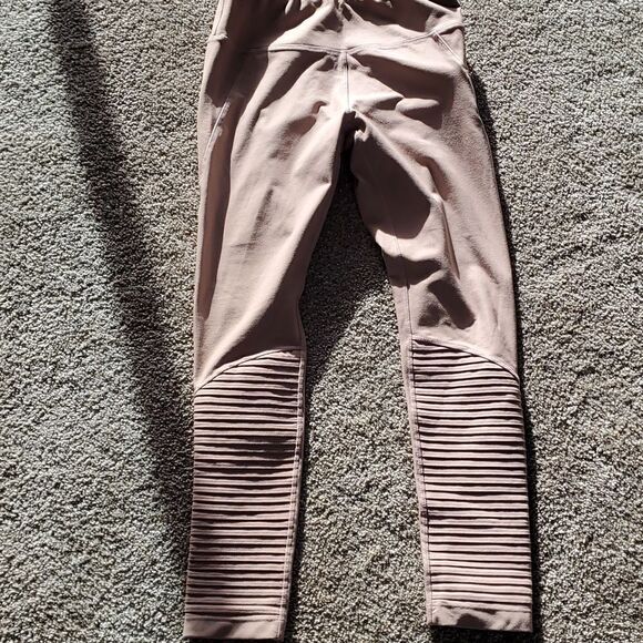 Mondetta pale pink leggings. Size medium. One zipper pocket. Great condition. - Picture 9 of 11
